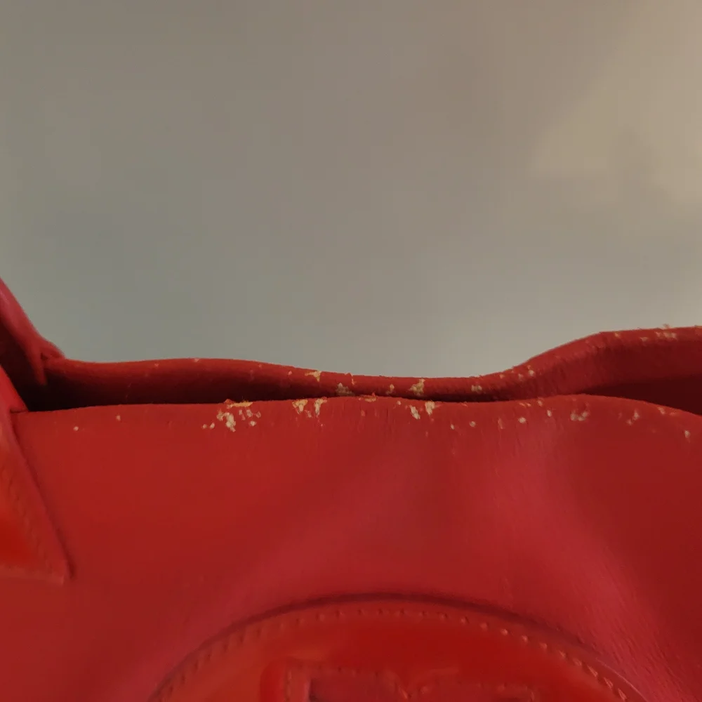 Tory Burch Red Shoulder Bag with Circular Emblem - Picture 6 of 9